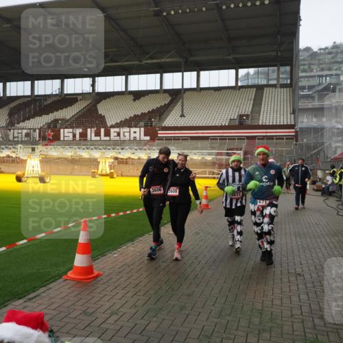 07.12.2025 - St. Pauli X-Mass-Run No. 15 Fabian Wolf http://msf.ph/oto/9387806 07.12.2025 10:18:38 Ziel 243, 264, 269, 1607, 1671, 2631, 2925, 3520, 3862, 4521, 4522, 4524, 4540, 4547 meine-sportfotos.de
