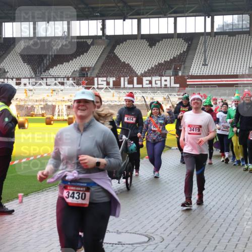 07.12.2025 - St. Pauli X-Mass-Run No. 15 Luisa Fischer http://msf.ph/oto/9387812 07.12.2025 11:48:05 Ziel 3430, 614, 3800, 5004, 3419, 107, 121, 125, 131, 237, 245, 254, 614, 898, 900, 901, 930, 992, 1032, 1471, 1474, 1534, 1539, 1540, 1597, 1622, 1951, 2221, 2223, 2381, 2384, 2451, 2452, 2475, 2516, 2568, 2842, 3225, 3227, 3312, 3313, 3416, 3419, 3420, 3430, 3471, 3482, 3594, 3596, 3641, 3655, 3664, 3754, 3770, 3798, 3800, 4425, 4427, 4883 meine-sportfotos.de