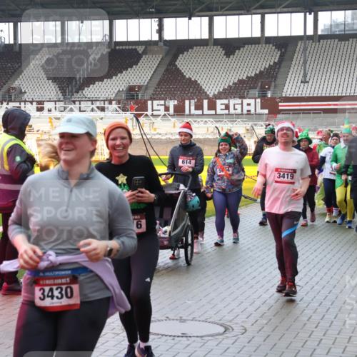 07.12.2025 - St. Pauli X-Mass-Run No. 15 Luisa Fischer http://msf.ph/oto/9387813 07.12.2025 11:48:05 Ziel 3430, 6, 614, 5004, 3419, 2223, 2221, 3471, 107, 121, 125, 131, 237, 245, 254, 614, 898, 900, 901, 930, 992, 1032, 1471, 1474, 1534, 1539, 1540, 1597, 1622, 1951, 2221, 2223, 2381, 2384, 2451, 2452, 2475, 2516, 2568, 2842, 3225, 3227, 3312, 3313, 3416, 3419, 3420, 3430, 3471, 3482, 3594, 3596, 3641, 3655, 3664, 3754, 3770, 3798, 3800, 4425, 4427, 4883 meine-sportfotos.de