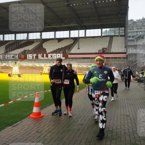 07.12.2025 - St. Pauli X-Mass-Run No. 15 Fabian Wolf http://msf.ph/oto/9387823 07.12.2025 10:18:39 Ziel 243, 264, 269, 1034, 1607, 1671, 2631, 2925, 3520, 3862, 4521, 4522, 4524, 4540, 4547 meine-sportfotos.de
