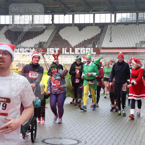 07.12.2025 - St. Pauli X-Mass-Run No. 15 Luisa Fischer http://msf.ph/oto/9387824 07.12.2025 11:48:08 Ziel 5, 3419, 614, 5004, 216, 3594, 375, 2222, 1540, 3482, 107, 121, 125, 131, 237, 245, 254, 724, 796, 930, 992, 1032, 1471, 1474, 1534, 1539, 1540, 1597, 1622, 1951, 2221, 2223, 2381, 2384, 2451, 2452, 2475, 2516, 2842, 3225, 3227, 3312, 3313, 3416, 3419, 3430, 3471, 3482, 3594, 3596, 3655, 3664, 3754, 3770, 3798, 3800, 4425, 4427, 4883 meine-sportfotos.de