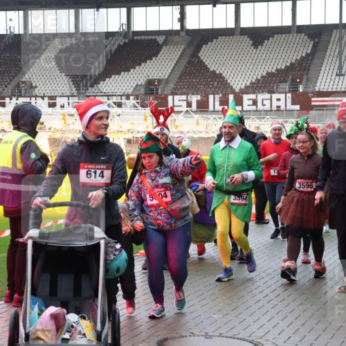 07.12.2025 - St. Pauli X-Mass-Run No. 15 Luisa Fischer http://msf.ph/oto/9387828 07.12.2025 11:48:09 Ziel 15, 614, 5, 04, 3594, 3596, 2223, 2221, 107, 121, 125, 131, 237, 245, 254, 724, 796, 930, 992, 1032, 1471, 1474, 1534, 1539, 1540, 1597, 1622, 1951, 2221, 2223, 2381, 2384, 2451, 2452, 2475, 2516, 2842, 3225, 3227, 3312, 3313, 3416, 3419, 3430, 3471, 3482, 3594, 3596, 3655, 3664, 3754, 3770, 3798, 3800, 4425, 4427, 4883 meine-sportfotos.de
