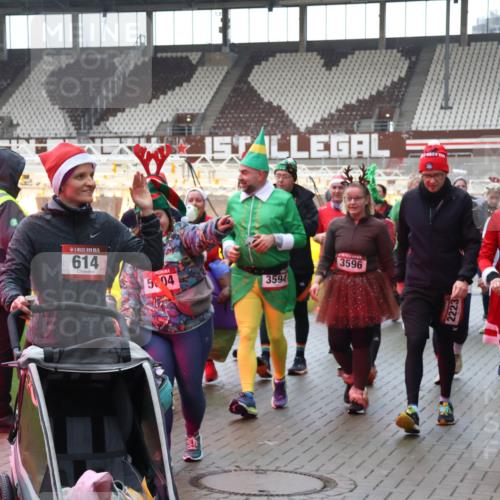 07.12.2025 - St. Pauli X-Mass-Run No. 15 Luisa Fischer http://msf.ph/oto/9387830 07.12.2025 11:48:09 Ziel 614, 5, 04, 3594, 3596, 2223, 2221, 93, 107, 121, 125, 131, 237, 245, 254, 724, 796, 930, 992, 1032, 1471, 1474, 1534, 1539, 1540, 1597, 1622, 1951, 2221, 2223, 2381, 2384, 2451, 2452, 2475, 2516, 2842, 3225, 3227, 3312, 3313, 3416, 3419, 3430, 3471, 3482, 3594, 3596, 3655, 3664, 3754, 3770, 3798, 3800, 4425, 4427, 4883 meine-sportfotos.de