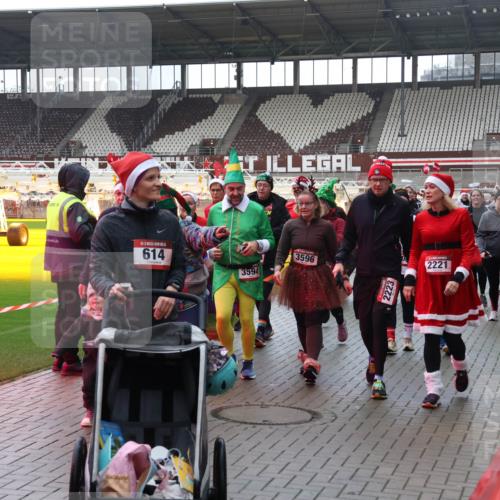 07.12.2025 - St. Pauli X-Mass-Run No. 15 Luisa Fischer http://msf.ph/oto/9387833 07.12.2025 11:48:10 Ziel 614, 3594, 3596, 2223, 2221, 930, 1540, 107, 121, 125, 131, 237, 245, 254, 724, 796, 930, 992, 1032, 1471, 1474, 1534, 1539, 1540, 1597, 1622, 1951, 2221, 2223, 2381, 2384, 2451, 2452, 2475, 2516, 2842, 3225, 3227, 3312, 3313, 3416, 3419, 3430, 3471, 3482, 3594, 3596, 3655, 3664, 3754, 3770, 3798, 3800, 4425, 4427, 4883 meine-sportfotos.de