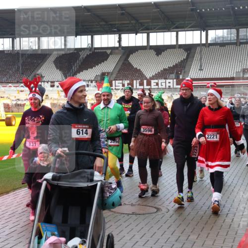 07.12.2025 - St. Pauli X-Mass-Run No. 15 Luisa Fischer http://msf.ph/oto/9387834 07.12.2025 11:48:10 Ziel 131, 5, 614, 3594, 3596, 2221, 930, 1540, 107, 121, 125, 131, 237, 245, 254, 724, 796, 930, 992, 1032, 1471, 1474, 1534, 1539, 1540, 1597, 1622, 1951, 2221, 2223, 2381, 2384, 2451, 2452, 2475, 2516, 2842, 3225, 3227, 3312, 3313, 3416, 3419, 3430, 3471, 3482, 3594, 3596, 3655, 3664, 3754, 3770, 3798, 3800, 4425, 4427, 4883 meine-sportfotos.de