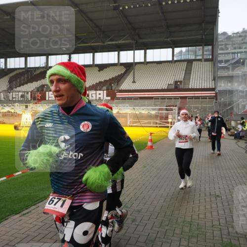 07.12.2025 - St. Pauli X-Mass-Run No. 15 Fabian Wolf http://msf.ph/oto/9387840 07.12.2025 10:18:40 Ziel 243, 264, 269, 721, 1034, 1607, 1671, 2631, 2925, 3520, 3862, 4521, 4522, 4524, 4540, 4547 meine-sportfotos.de