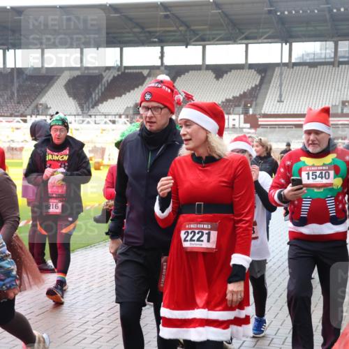 07.12.2025 - St. Pauli X-Mass-Run No. 15 Luisa Fischer http://msf.ph/oto/9387846 07.12.2025 11:48:13 Ziel 15, 04, 216, 15, 15, 2221, 1540, 107, 121, 125, 131, 237, 245, 254, 724, 796, 930, 1032, 1471, 1474, 1534, 1539, 1540, 1597, 1622, 1951, 2381, 2384, 2451, 2452, 2475, 2516, 2842, 3225, 3227, 3312, 3313, 3416, 3419, 3430, 3542, 3547, 3594, 3596, 3602, 3655, 3664, 3754, 3770, 3798, 3800, 4425, 4427, 4883 meine-sportfotos.de