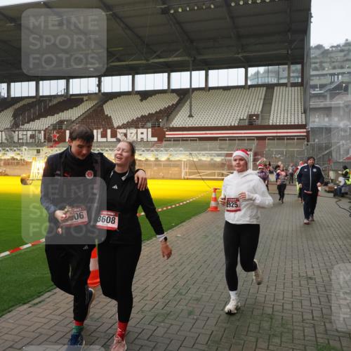 07.12.2025 - St. Pauli X-Mass-Run No. 15 Fabian Wolf http://msf.ph/oto/9387852 07.12.2025 10:18:40 Ziel 243, 264, 269, 721, 1034, 1607, 1671, 2631, 2925, 3520, 3862, 4521, 4522, 4524, 4540, 4547 meine-sportfotos.de