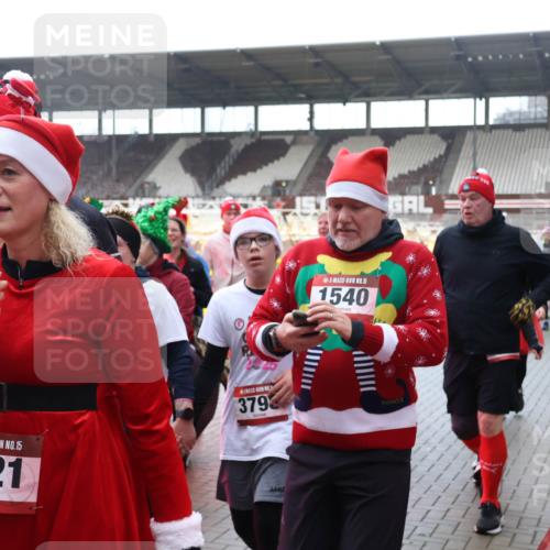 07.12.2025 - St. Pauli X-Mass-Run No. 15 Luisa Fischer http://msf.ph/oto/9387853 07.12.2025 11:48:15 Ziel 15, 2221, 15, 1540, 3793, 60000, 107, 121, 125, 131, 207, 237, 245, 254, 724, 796, 930, 1032, 1471, 1474, 1534, 1539, 1540, 1597, 1622, 1951, 2381, 2384, 2451, 2452, 2475, 2516, 2842, 3225, 3227, 3312, 3313, 3416, 3419, 3430, 3542, 3545, 3547, 3594, 3596, 3602, 3655, 3664, 3754, 3770, 4425, 4427, 4883 meine-sportfotos.de