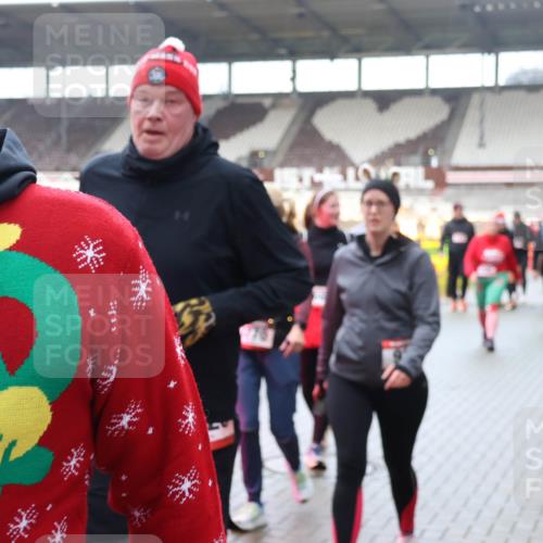 07.12.2025 - St. Pauli X-Mass-Run No. 15 Luisa Fischer http://msf.ph/oto/9387860 07.12.2025 11:48:17 Ziel 15, 540, 107, 121, 125, 131, 207, 237, 245, 254, 724, 796, 930, 1032, 1471, 1474, 1534, 1539, 1540, 1597, 1622, 1951, 2381, 2384, 2451, 2452, 2475, 2516, 2842, 3225, 3227, 3312, 3313, 3416, 3419, 3430, 3542, 3545, 3547, 3594, 3596, 3602, 3655, 3664, 3754, 3770, 4425, 4427 meine-sportfotos.de