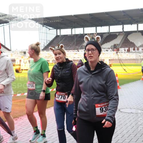 07.12.2025 - St. Pauli X-Mass-Run No. 15 Luisa Fischer http://msf.ph/oto/9387867 07.12.2025 11:48:19 Ziel 1, 3754, 15, 3770, 5, 930, 15, 36, 107, 121, 125, 131, 207, 237, 245, 254, 724, 796, 930, 1032, 1471, 1474, 1534, 1539, 1540, 1597, 1622, 1951, 2381, 2384, 2451, 2452, 2475, 2516, 2842, 3225, 3227, 3312, 3313, 3416, 3419, 3430, 3542, 3545, 3547, 3594, 3596, 3602, 3655, 3664, 3754, 3770, 4425, 4427 meine-sportfotos.de
