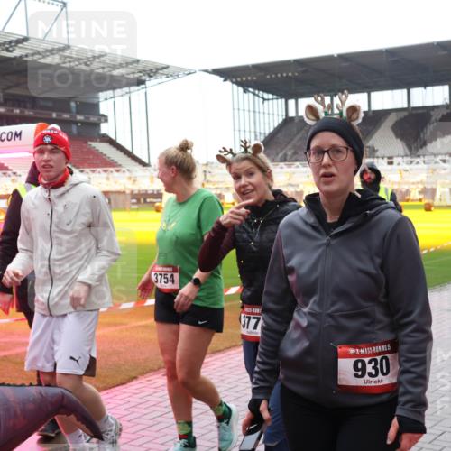 07.12.2025 - St. Pauli X-Mass-Run No. 15 Luisa Fischer http://msf.ph/oto/9387868 07.12.2025 11:48:19 Ziel 3754, 377, 15, 930, 107, 121, 125, 131, 207, 237, 245, 254, 724, 796, 930, 1032, 1471, 1474, 1534, 1539, 1540, 1597, 1622, 1951, 2381, 2384, 2451, 2452, 2475, 2516, 2842, 3225, 3227, 3312, 3313, 3416, 3419, 3430, 3542, 3545, 3547, 3594, 3596, 3602, 3655, 3664, 3754, 3770, 4425, 4427 meine-sportfotos.de