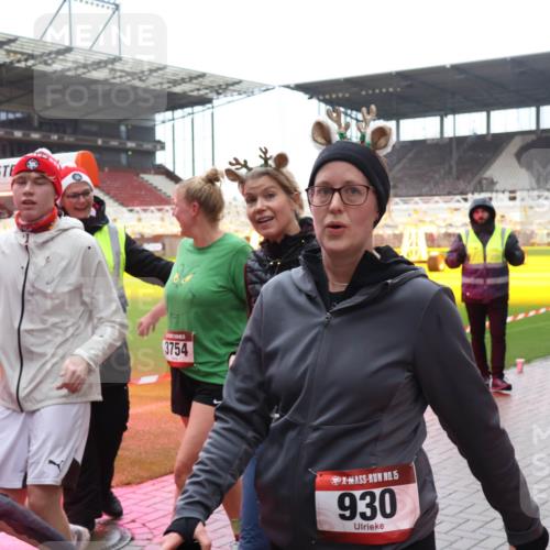 07.12.2025 - St. Pauli X-Mass-Run No. 15 Luisa Fischer http://msf.ph/oto/9387870 07.12.2025 11:48:19 Ziel 3754, 15, 930, 107, 121, 125, 131, 207, 237, 245, 254, 724, 796, 930, 1032, 1471, 1474, 1534, 1539, 1540, 1597, 1622, 1951, 2381, 2384, 2451, 2452, 2475, 2516, 2842, 3225, 3227, 3312, 3313, 3416, 3419, 3430, 3542, 3545, 3547, 3594, 3596, 3602, 3655, 3664, 3754, 3770, 4425, 4427 meine-sportfotos.de