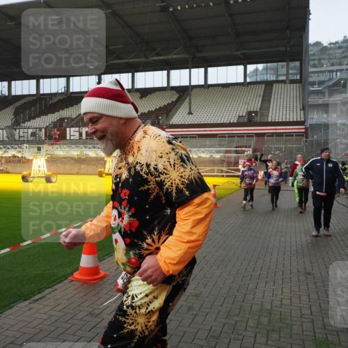07.12.2025 - St. Pauli X-Mass-Run No. 15 Fabian Wolf http://msf.ph/oto/9387881 07.12.2025 10:18:42 Ziel 243, 264, 269, 721, 1034, 1607, 1671, 2631, 2925, 3520, 3862, 4521, 4522, 4524, 4540, 4547 meine-sportfotos.de