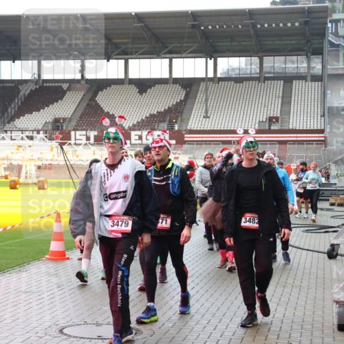07.12.2025 - St. Pauli X-Mass-Run No. 15 Luisa Fischer http://msf.ph/oto/9387888 07.12.2025 11:48:28 Ziel 3479, 3482, 107, 121, 125, 131, 207, 237, 245, 254, 724, 796, 990, 1032, 1471, 1474, 1534, 1539, 1540, 1597, 1622, 1951, 2381, 2384, 2451, 2452, 2475, 2516, 2842, 3225, 3227, 3312, 3313, 3504, 3528, 3542, 3545, 3547, 3602, 3635, 3638, 3657, 4425, 4427 meine-sportfotos.de