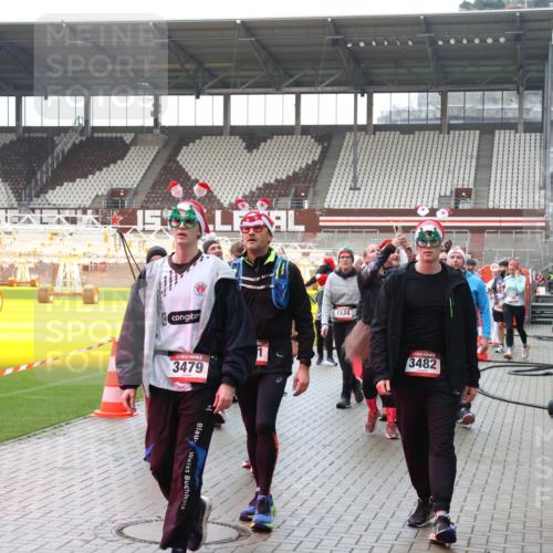 07.12.2025 - St. Pauli X-Mass-Run No. 15 Luisa Fischer http://msf.ph/oto/9387890 07.12.2025 11:48:28 Ziel 15, 22, 1534, 3479, 3482, 107, 121, 125, 131, 207, 237, 245, 254, 724, 796, 990, 1032, 1471, 1474, 1534, 1539, 1540, 1597, 1622, 1951, 2381, 2384, 2451, 2452, 2475, 2516, 2842, 3225, 3227, 3312, 3313, 3504, 3528, 3542, 3545, 3547, 3602, 3635, 3638, 3657, 4425, 4427 meine-sportfotos.de