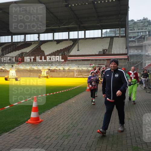 07.12.2025 - St. Pauli X-Mass-Run No. 15 Fabian Wolf http://msf.ph/oto/9387921 07.12.2025 10:18:46 Ziel 243, 721, 1034, 1607, 1671, 2152, 2631, 2925, 3862, 4521, 4522, 4524, 4547 meine-sportfotos.de