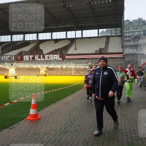 07.12.2025 - St. Pauli X-Mass-Run No. 15 Fabian Wolf http://msf.ph/oto/9387925 07.12.2025 10:18:46 Ziel 243, 721, 1034, 1607, 1671, 2152, 2631, 2925, 3862, 4521, 4522, 4524, 4547 meine-sportfotos.de