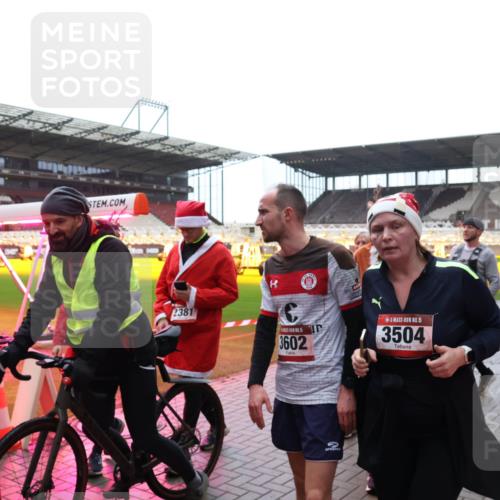 07.12.2025 - St. Pauli X-Mass-Run No. 15 Luisa Fischer http://msf.ph/oto/9387950 07.12.2025 11:48:49 Ziel 5, 2381, 3602, 15, 3504, 3312, 2842, 207, 616, 724, 732, 796, 990, 1471, 1474, 1597, 1891, 1911, 1926, 1927, 2008, 2075, 2148, 2432, 2842, 3023, 3312, 3313, 3388, 3504, 3528, 3542, 3545, 3547, 3602, 3635, 3638, 3646, 3657, 3926, 4134, 4423, 4424, 4426, 4477, 4480 meine-sportfotos.de