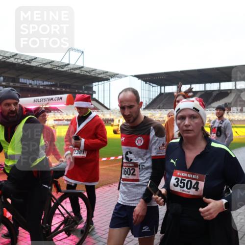 07.12.2025 - St. Pauli X-Mass-Run No. 15 Luisa Fischer http://msf.ph/oto/9387951 07.12.2025 11:48:49 Ziel 2381, 15, 602, 15, 3504, 3312, 2842, 207, 616, 724, 732, 796, 990, 1471, 1474, 1597, 1891, 1911, 1926, 1927, 2008, 2075, 2148, 2432, 2842, 3023, 3312, 3313, 3388, 3504, 3528, 3542, 3545, 3547, 3602, 3635, 3638, 3646, 3657, 3926, 4134, 4423, 4424, 4426, 4477, 4480 meine-sportfotos.de
