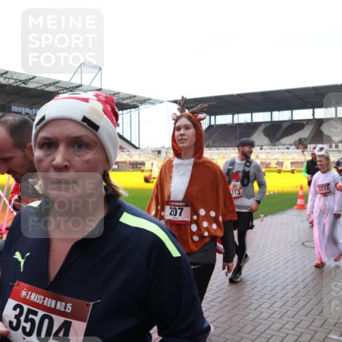 07.12.2025 - St. Pauli X-Mass-Run No. 15 Luisa Fischer http://msf.ph/oto/9387955 07.12.2025 11:48:50 Ziel 15, 3504, 207, 313, 3312, 2842, 207, 616, 724, 732, 796, 990, 1471, 1474, 1597, 1613, 1891, 1911, 1926, 1927, 2008, 2075, 2148, 2432, 2842, 3023, 3312, 3313, 3388, 3504, 3528, 3542, 3545, 3547, 3602, 3635, 3638, 3646, 3657, 3926, 4134, 4423, 4424, 4426, 4477, 4480 meine-sportfotos.de