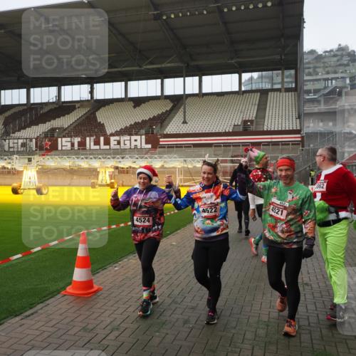 07.12.2025 - St. Pauli X-Mass-Run No. 15 Fabian Wolf http://msf.ph/oto/9387972 07.12.2025 10:18:48 Ziel 721, 1034, 1607, 1671, 2152, 2631, 2925, 3862, 4521, 4522, 4524, 4547 meine-sportfotos.de