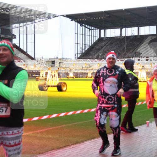 07.12.2025 - St. Pauli X-Mass-Run No. 15 Luisa Fischer http://msf.ph/oto/9387977 07.12.2025 11:48:55 Ziel 4, 3657, 354, 207, 616, 724, 732, 796, 990, 1613, 1891, 1911, 1926, 1927, 1966, 1967, 2008, 2075, 2148, 2432, 2717, 2718, 3023, 3388, 3504, 3528, 3542, 3545, 3547, 3602, 3635, 3638, 3646, 3657, 3926, 4134, 4423, 4424, 4426, 4477, 4480 meine-sportfotos.de