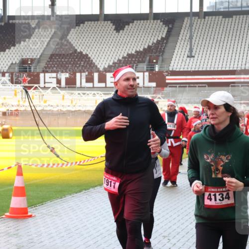 07.12.2025 - St. Pauli X-Mass-Run No. 15 Luisa Fischer http://msf.ph/oto/9387988 07.12.2025 11:49:09 Ziel 3638, 1911, 4134, 616, 24, 146, 244, 548, 616, 701, 703, 732, 990, 1613, 1891, 1911, 1926, 1927, 1966, 1967, 2008, 2075, 2148, 2432, 2717, 2718, 3023, 3388, 3504, 3528, 3635, 3638, 3646, 3657, 3926, 4134, 4423, 4424, 4426, 4477, 4480 meine-sportfotos.de