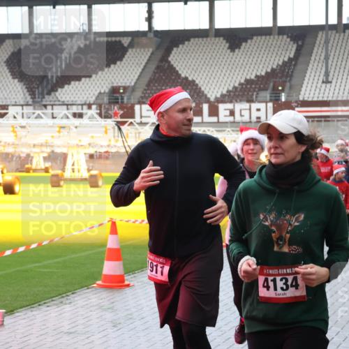 07.12.2025 - St. Pauli X-Mass-Run No. 15 Luisa Fischer http://msf.ph/oto/9387991 07.12.2025 11:49:10 Ziel 1911, 15, 4134, 732, 616, 24, 146, 244, 548, 616, 701, 703, 732, 990, 1613, 1891, 1911, 1926, 1927, 1966, 1967, 2008, 2075, 2148, 2432, 2717, 2718, 3023, 3388, 3504, 3528, 3635, 3638, 3646, 3657, 3926, 4134, 4423, 4424, 4426, 4477, 4480 meine-sportfotos.de