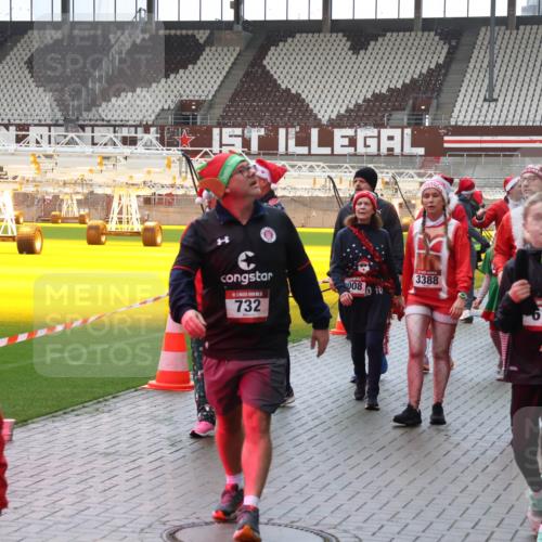 07.12.2025 - St. Pauli X-Mass-Run No. 15 Luisa Fischer http://msf.ph/oto/9387997 07.12.2025 11:49:21 Ziel 5, 3635, 732, 3388, 2008, 616, 1966, 24, 146, 244, 548, 616, 701, 703, 732, 1613, 1891, 1911, 1926, 1927, 1966, 1967, 2008, 2075, 2148, 2432, 2717, 2718, 3023, 3388, 3646, 3926, 4134, 4423, 4424, 4426, 4477, 4480 meine-sportfotos.de