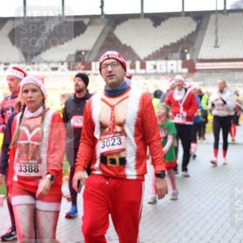 07.12.2025 - St. Pauli X-Mass-Run No. 15 Luisa Fischer http://msf.ph/oto/9388017 07.12.2025 11:49:25 Ziel 3388, 3023, 24, 146, 244, 360, 548, 701, 703, 1613, 1891, 1911, 1926, 1966, 1967, 1992, 1993, 2008, 2075, 2148, 2432, 2717, 2718, 3023, 3388, 3646, 3926, 4134, 4423, 4424, 4426, 4477, 4480 meine-sportfotos.de