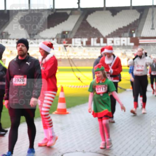 07.12.2025 - St. Pauli X-Mass-Run No. 15 Luisa Fischer http://msf.ph/oto/9388026 07.12.2025 11:49:27 Ziel 3926, 2717, 24, 146, 244, 360, 548, 701, 703, 1613, 1891, 1911, 1966, 1967, 1992, 1993, 2008, 2075, 2148, 2717, 2718, 3023, 3388, 3646, 3926, 4134, 4423, 4424, 4426, 4477, 4480, 4601 meine-sportfotos.de