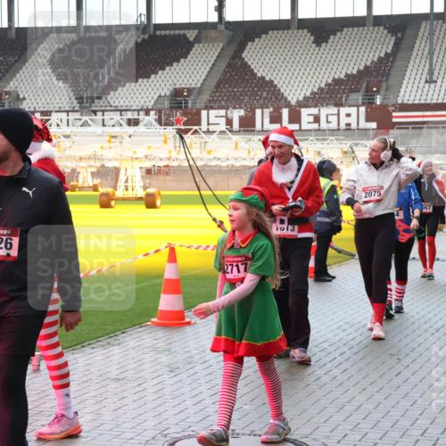 07.12.2025 - St. Pauli X-Mass-Run No. 15 Luisa Fischer http://msf.ph/oto/9388029 07.12.2025 11:49:28 Ziel 3926, 2717, 2075, 967, 24, 24, 146, 244, 360, 548, 701, 703, 1613, 1891, 1911, 1966, 1967, 1992, 1993, 2008, 2075, 2148, 2717, 2718, 3023, 3388, 3926, 4134, 4601 meine-sportfotos.de