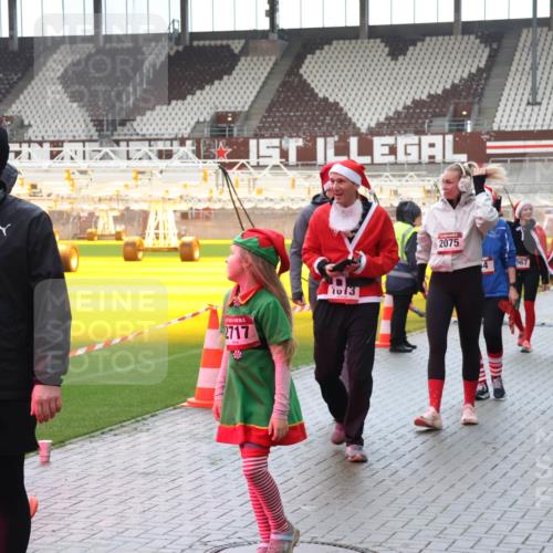 07.12.2025 - St. Pauli X-Mass-Run No. 15 Luisa Fischer http://msf.ph/oto/9388030 07.12.2025 11:49:28 Ziel 3926, 2717, 2075, 967, 24, 24, 146, 244, 360, 548, 701, 703, 1613, 1891, 1911, 1966, 1967, 1992, 1993, 2008, 2075, 2148, 2717, 2718, 3023, 3388, 3926, 4134, 4601 meine-sportfotos.de
