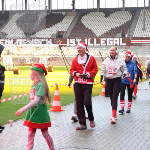 07.12.2025 - St. Pauli X-Mass-Run No. 15 Luisa Fischer http://msf.ph/oto/9388033 07.12.2025 11:49:29 Ziel 6, 1013, 2075, 4, 866, 24, 24, 146, 244, 360, 548, 701, 703, 1613, 1891, 1911, 1966, 1967, 1992, 1993, 2008, 2075, 2148, 2717, 2718, 3023, 3388, 3926, 4134, 4601 meine-sportfotos.de