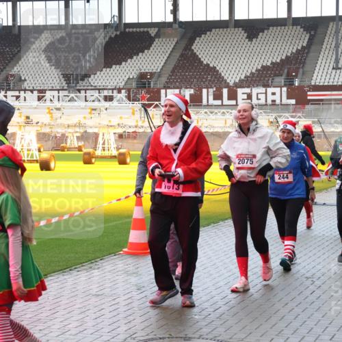 07.12.2025 - St. Pauli X-Mass-Run No. 15 Luisa Fischer http://msf.ph/oto/9388036 07.12.2025 11:49:30 Ziel 2075, 244, 146, 24, 24, 146, 244, 360, 548, 701, 703, 1613, 1891, 1966, 1967, 1992, 1993, 2008, 2075, 2148, 2717, 2718, 3023, 3388, 3926, 4601 meine-sportfotos.de
