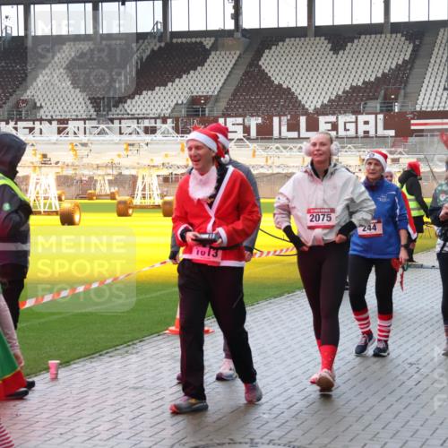 07.12.2025 - St. Pauli X-Mass-Run No. 15 Luisa Fischer http://msf.ph/oto/9388037 07.12.2025 11:49:30 Ziel 1013, 2075, 244, 146, 24, 24, 146, 244, 360, 548, 701, 703, 1613, 1891, 1966, 1967, 1992, 1993, 2008, 2075, 2148, 2717, 2718, 3023, 3388, 3926, 4601 meine-sportfotos.de