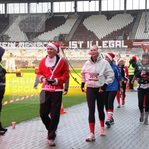 07.12.2025 - St. Pauli X-Mass-Run No. 15 Luisa Fischer http://msf.ph/oto/9388040 07.12.2025 11:49:31 Ziel 2075, 701, 24, 146, 24, 146, 244, 360, 548, 701, 703, 1613, 1891, 1966, 1967, 1992, 1993, 2008, 2075, 2148, 2717, 2718, 3023, 3388, 3926, 4601 meine-sportfotos.de