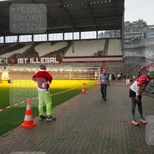 07.12.2025 - St. Pauli X-Mass-Run No. 15 Fabian Wolf http://msf.ph/oto/9388042 07.12.2025 10:18:53 Ziel 721, 1034, 2152, 3862, 4521, 4522, 4524, 4547 meine-sportfotos.de