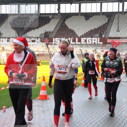 07.12.2025 - St. Pauli X-Mass-Run No. 15 Luisa Fischer http://msf.ph/oto/9388044 07.12.2025 11:49:32 Ziel 1013, 2075, 1967, 146, 701, 24, 24, 146, 244, 360, 548, 701, 703, 1613, 1966, 1967, 1992, 1993, 2008, 2075, 2148, 2717, 2718, 3023, 3388, 3926, 4601 meine-sportfotos.de