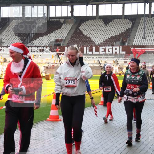 07.12.2025 - St. Pauli X-Mass-Run No. 15 Luisa Fischer http://msf.ph/oto/9388046 07.12.2025 11:49:32 Ziel 1013, 2075, 1967, 146, 701, 24, 24, 146, 244, 360, 548, 701, 703, 1613, 1966, 1967, 1992, 1993, 2008, 2075, 2148, 2717, 2718, 3023, 3388, 3926, 4601 meine-sportfotos.de