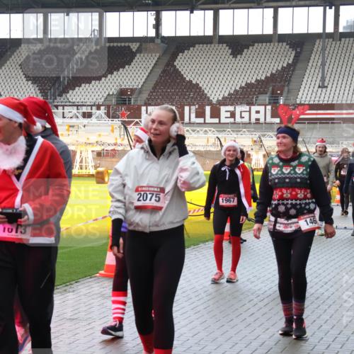07.12.2025 - St. Pauli X-Mass-Run No. 15 Luisa Fischer http://msf.ph/oto/9388047 07.12.2025 11:49:32 Ziel 1013, 2075, 1967, 146, 24, 24, 146, 244, 360, 548, 701, 703, 1613, 1966, 1967, 1992, 1993, 2008, 2075, 2148, 2717, 2718, 3023, 3388, 3926, 4601 meine-sportfotos.de