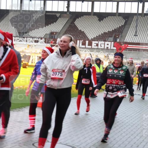 07.12.2025 - St. Pauli X-Mass-Run No. 15 Luisa Fischer http://msf.ph/oto/9388048 07.12.2025 11:49:33 Ziel 1013, 2075, 1967, 146, 24, 24, 146, 244, 360, 548, 701, 703, 1613, 1966, 1967, 1992, 1993, 2008, 2075, 2148, 2717, 2718, 3421, 3424, 3926, 4601, 4643 meine-sportfotos.de