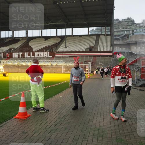 07.12.2025 - St. Pauli X-Mass-Run No. 15 Fabian Wolf http://msf.ph/oto/9388061 07.12.2025 10:18:56 Ziel 721, 1034, 2152, 3862, 3975, 3976, 4331, 4521, 4522, 4524, 4547 meine-sportfotos.de
