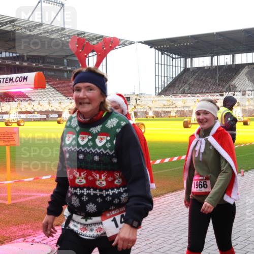 07.12.2025 - St. Pauli X-Mass-Run No. 15 Luisa Fischer http://msf.ph/oto/9388063 07.12.2025 11:49:40 Ziel 4, 4, 14, 1966, 548, 24, 146, 244, 360, 548, 701, 703, 1966, 1967, 1992, 1993, 2003, 2344, 2346, 3421, 3424, 3665, 3685, 4601, 4643, 4646 meine-sportfotos.de
