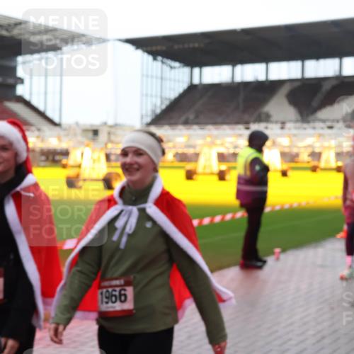 07.12.2025 - St. Pauli X-Mass-Run No. 15 Luisa Fischer http://msf.ph/oto/9388066 07.12.2025 11:49:41 Ziel 67, 1966, 24, 146, 244, 360, 548, 701, 703, 1966, 1967, 1992, 1993, 2003, 2344, 2346, 3421, 3424, 3665, 3685, 3914, 3915, 4601, 4643, 4646 meine-sportfotos.de