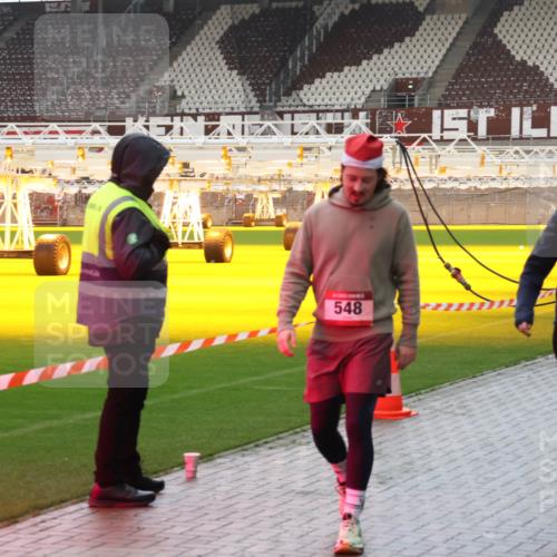 07.12.2025 - St. Pauli X-Mass-Run No. 15 Luisa Fischer http://msf.ph/oto/9388068 07.12.2025 11:49:42 Ziel 548, 74, 24, 701, 24, 146, 244, 360, 548, 701, 703, 1966, 1992, 1993, 2003, 2344, 2346, 3180, 3183, 3421, 3424, 3665, 3685, 3914, 3915, 4601, 4643, 4646 meine-sportfotos.de