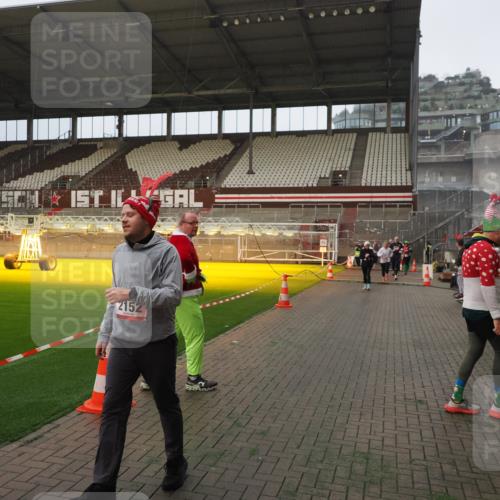 07.12.2025 - St. Pauli X-Mass-Run No. 15 Fabian Wolf http://msf.ph/oto/9388069 07.12.2025 10:18:57 Ziel 721, 1034, 2152, 3862, 3975, 3976, 4331, 4498, 4521, 4522, 4547 meine-sportfotos.de