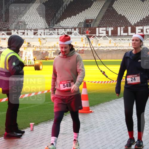 07.12.2025 - St. Pauli X-Mass-Run No. 15 Luisa Fischer http://msf.ph/oto/9388070 07.12.2025 11:49:42 Ziel 548, 24, 701, 24, 146, 244, 360, 548, 701, 703, 1966, 1992, 1993, 2003, 2344, 2346, 3180, 3183, 3421, 3424, 3665, 3685, 3914, 3915, 4601, 4643, 4646 meine-sportfotos.de
