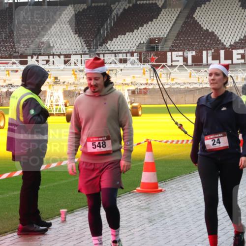 07.12.2025 - St. Pauli X-Mass-Run No. 15 Luisa Fischer http://msf.ph/oto/9388071 07.12.2025 11:49:42 Ziel 548, 24, 701, 24, 146, 244, 360, 548, 701, 703, 1966, 1992, 1993, 2003, 2344, 2346, 3180, 3183, 3421, 3424, 3665, 3685, 3914, 3915, 4601, 4643, 4646 meine-sportfotos.de